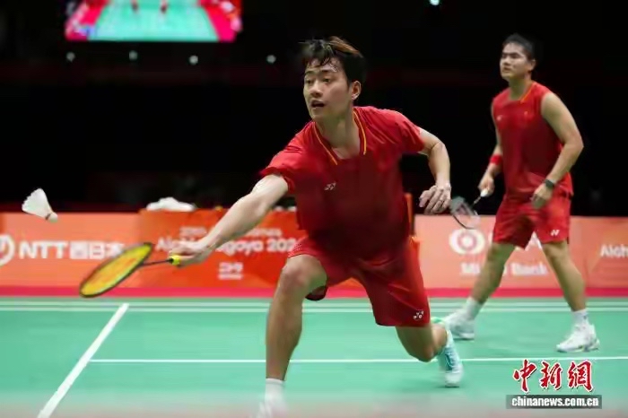 梁王组合你要说他们这次在丹麦打比赛没尽力吧，也并不全是，他们最终成绩是男双四强，离决赛就差一步，在保住了积分的同时也有着良好发挥！
可要说他们尽力了，但半决赛对阵双菲组合，打到后面王昶还与现场的观众激情互动，梁王两人也是笑嘻嘻的，没有那种紧张感！[泪奔]
当然他们今年拿到了世锦赛冠军，原则上可以浪一