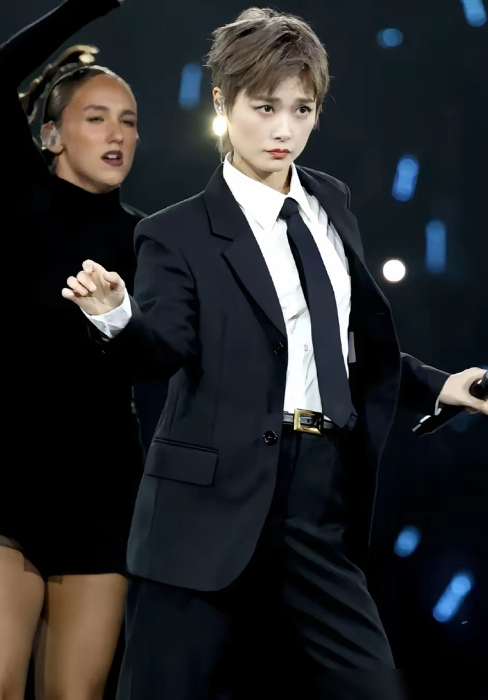 李宇春40岁依然保持轻盈，真相根本不是天生丽质，而是被不死癌症逼出来的求生欲。
强直性脊柱炎发作时，她感觉身体彻底石化。躺不住，没法睡，甚至只能靠坐轮椅出行。她硬是把复健的痛苦揉进新歌，连关节咔咔作响的声音，都被她原封不动录了进去。
为了对抗僵硬，她开始死磕瑜伽拉伸。就算出差连轴转，也要抽空钻进
