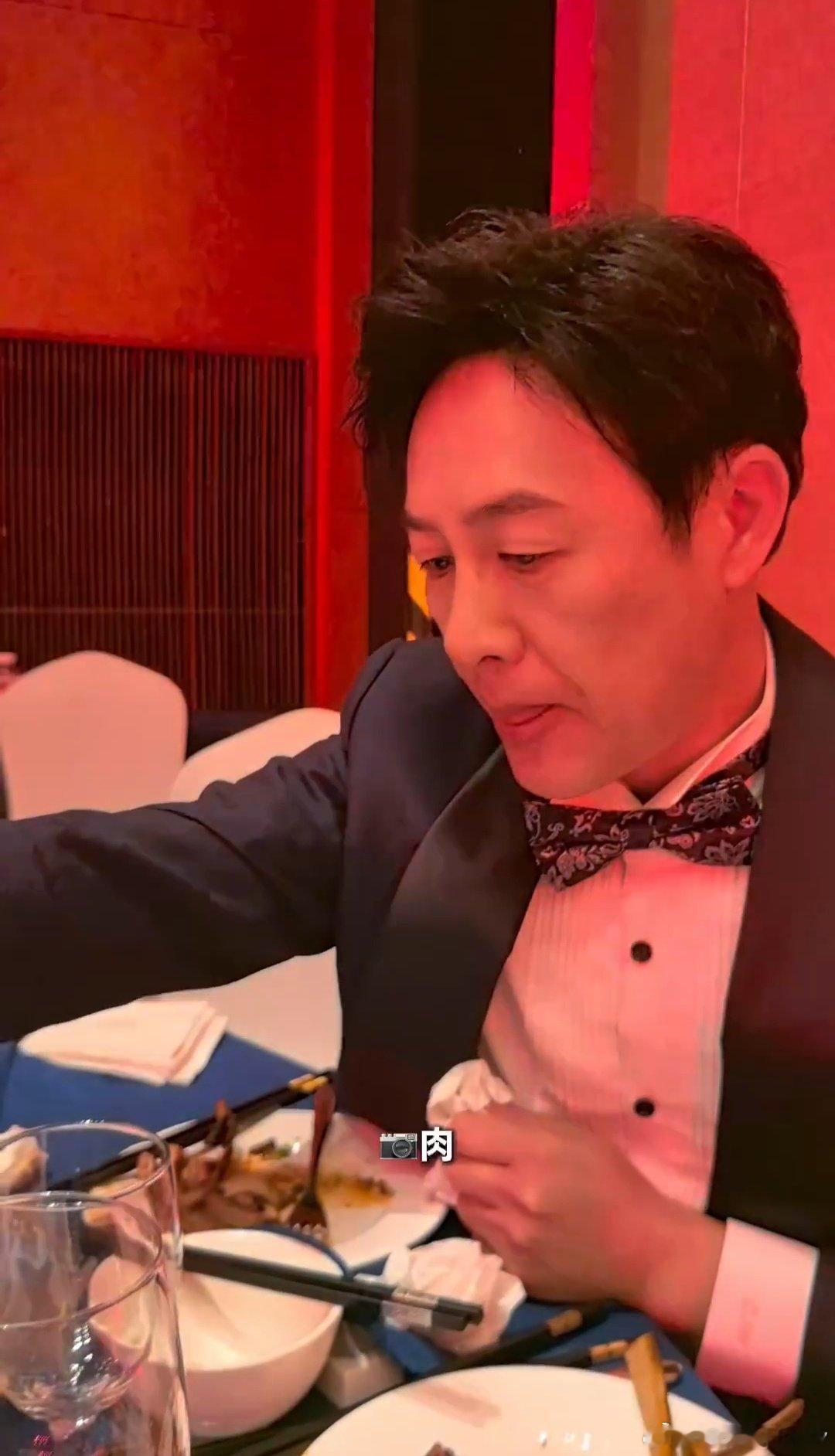 #张颂文[超话]# 是肉吗？是肉[馋嘴] ​