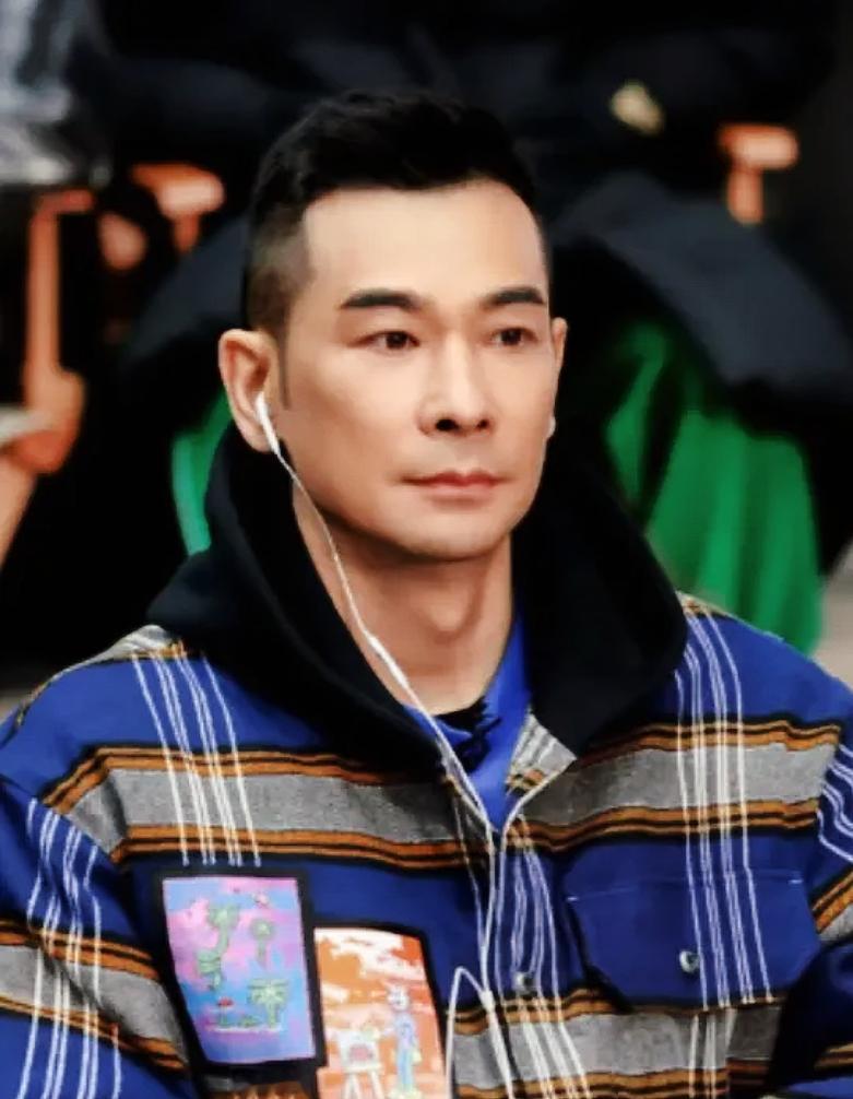 赵文卓说甄子丹在片场黑脸是因为导演夸他帅时景甜也附和了一句，他回应自己正值盛年不怕和甄子丹对打，更直言在北京有十个物业都是低价买入如今升值六倍就算不工作也生活无忧