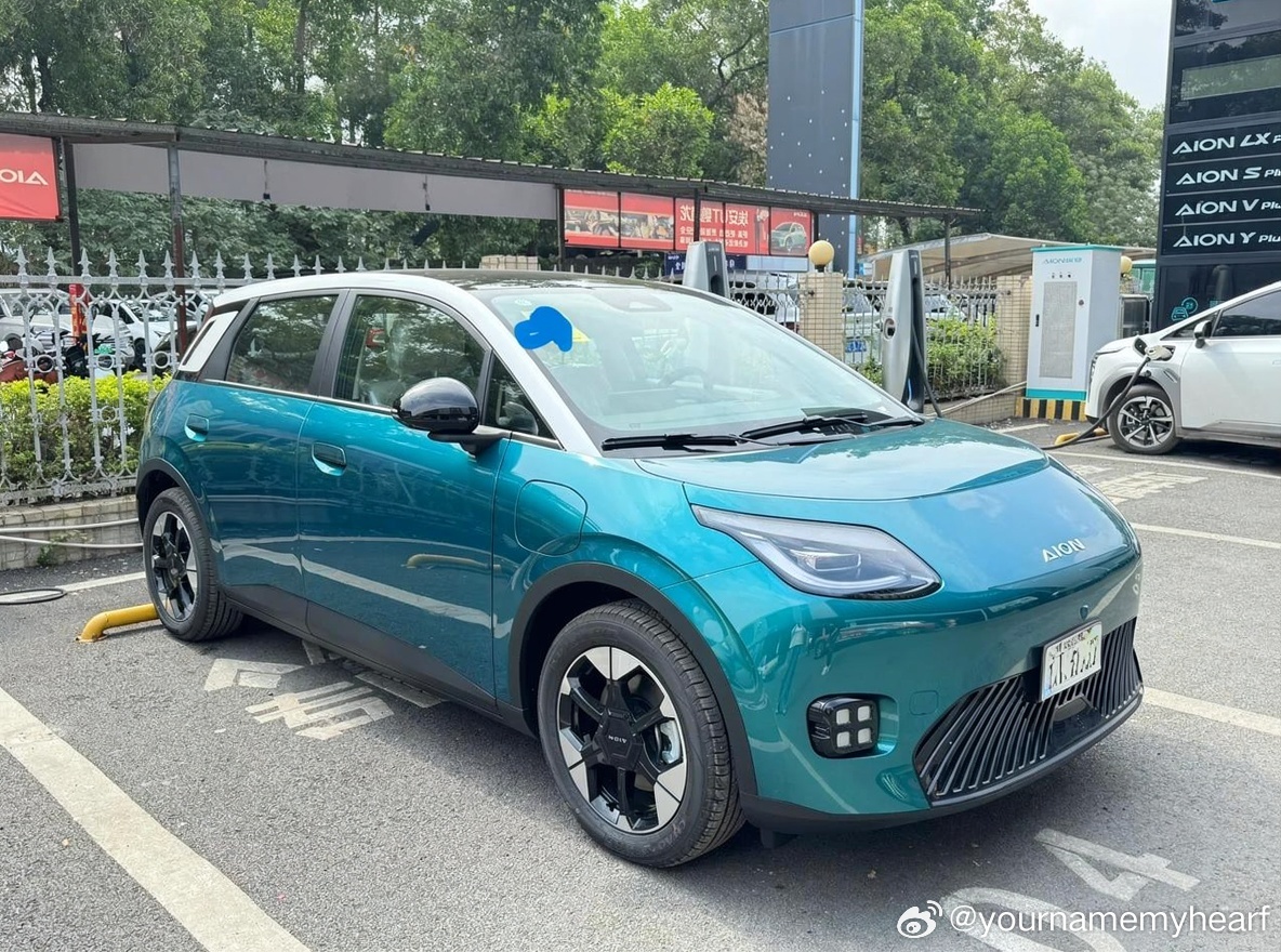 这次埃安 UT 530 宁德版的上市确实给了我不小的惊喜，特别是价格的公布，完全击穿了我心里的防线。之前我预期会在9万左右起步，结果正式价格直接下探到了更亲民的区间，加上首发赠送的权益（比如充电桩安装和质保升级），感觉诚意十足。对比同价位的比亚迪海鸥和五菱缤果，埃安 UT 在电池品牌（宁德时 ​