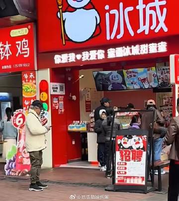 郭晶晶霍启刚带仨娃逛街，79岁霍震霆同行 喝平价蜜雪奶茶好接地气！