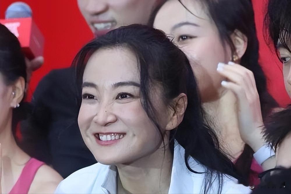 贾玲并非没人追，只是大众误解了她的情感状态
网上一直流传“贾玲没人追”的说法，其实这是极大的认知误区。贾玲从来不是因为外形、性格没人追求，而是没有公开的恋爱绯闻、没有曝光的感情生活。看似“无人问津”的背后，是职业属性、个人选择与身份差距共同造就的结果，和普通意义上的“没人喜欢”毫无关系。
一、事业极