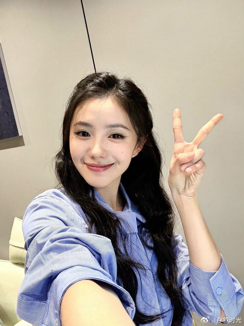 #刘浩存[超话]##刘浩存#  拍照爱比耶的存 ​