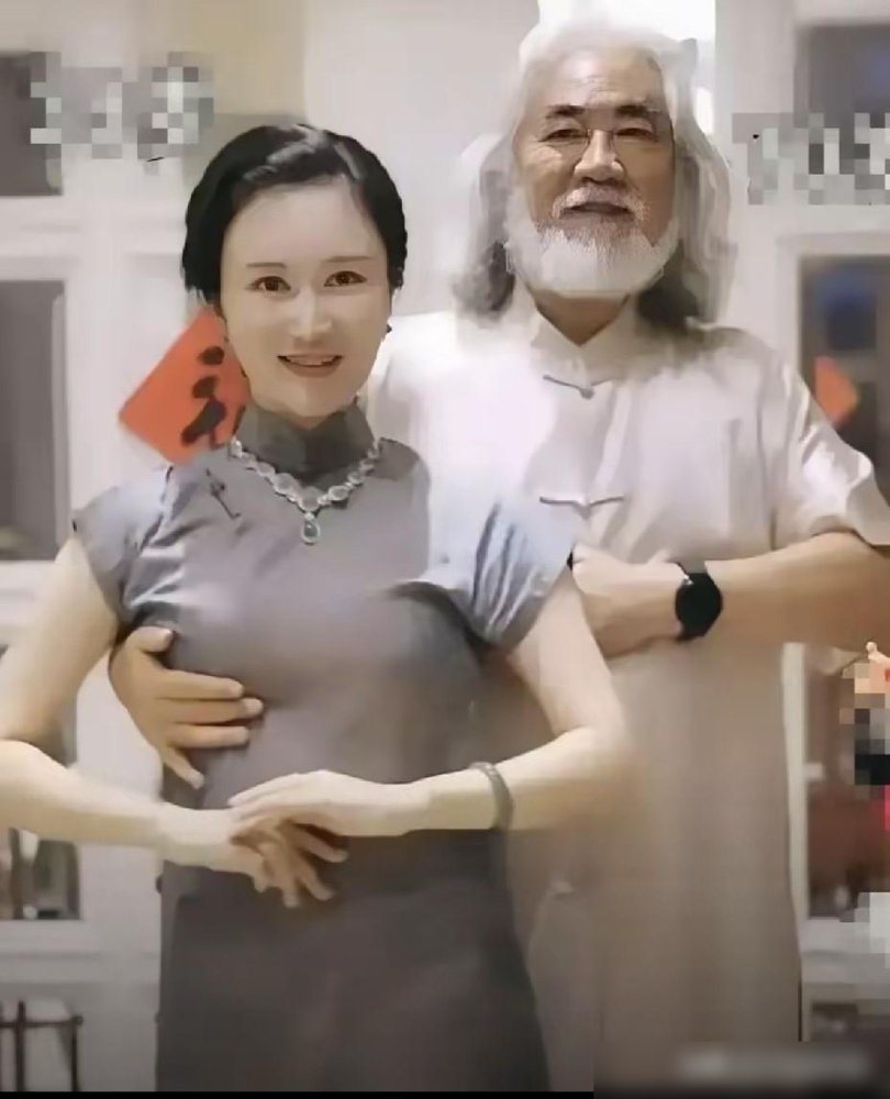 75岁张纪中，剃了留了30多年的大胡子，头发染得乌黑。理由就一句：想告诉孩子们，爸爸还撑得住，能陪他们走很远。
这话听着心酸，也够硬。可转头一张夫妻合照，手的位置又让网友炸了锅，说他把私密动作摆到了台面上。
一边是拼命向孩子证明“我不老”，一边是跟小31岁的妻子高调秀恩爱。直播带货、爬雪山、骑马