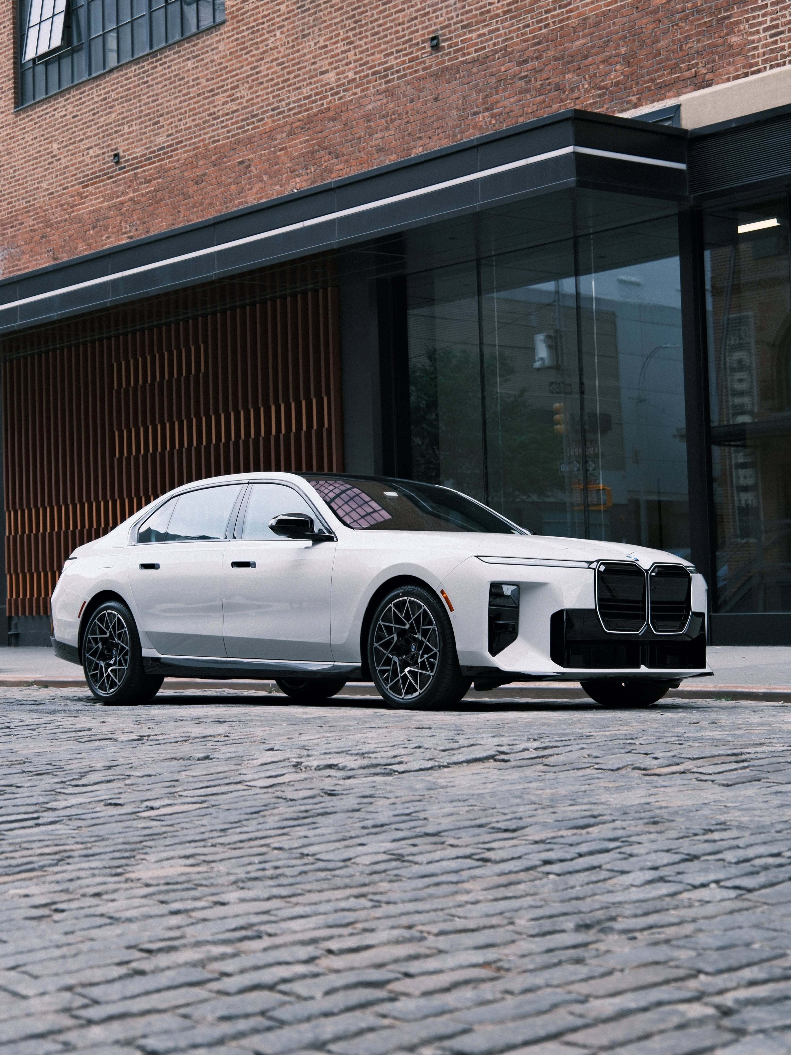 BMW 7 Series
#宝马##宝马7系# 
刚刚说了汽车改款一般越改越毁，但是越改越好的也有，比如全新宝马7系，这个前脸比之前的更协调更有气势！超豪华的feel。 ​