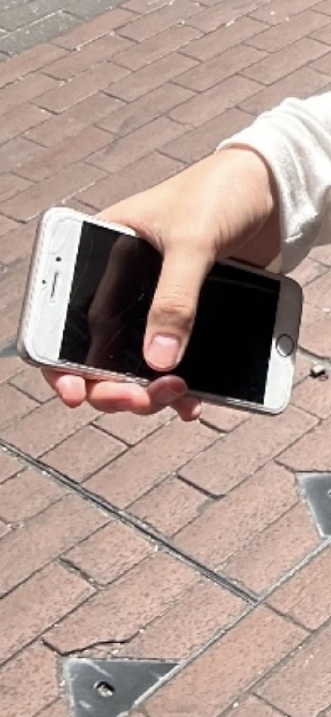 香港满大街随处可见home键iPhone！ ​
