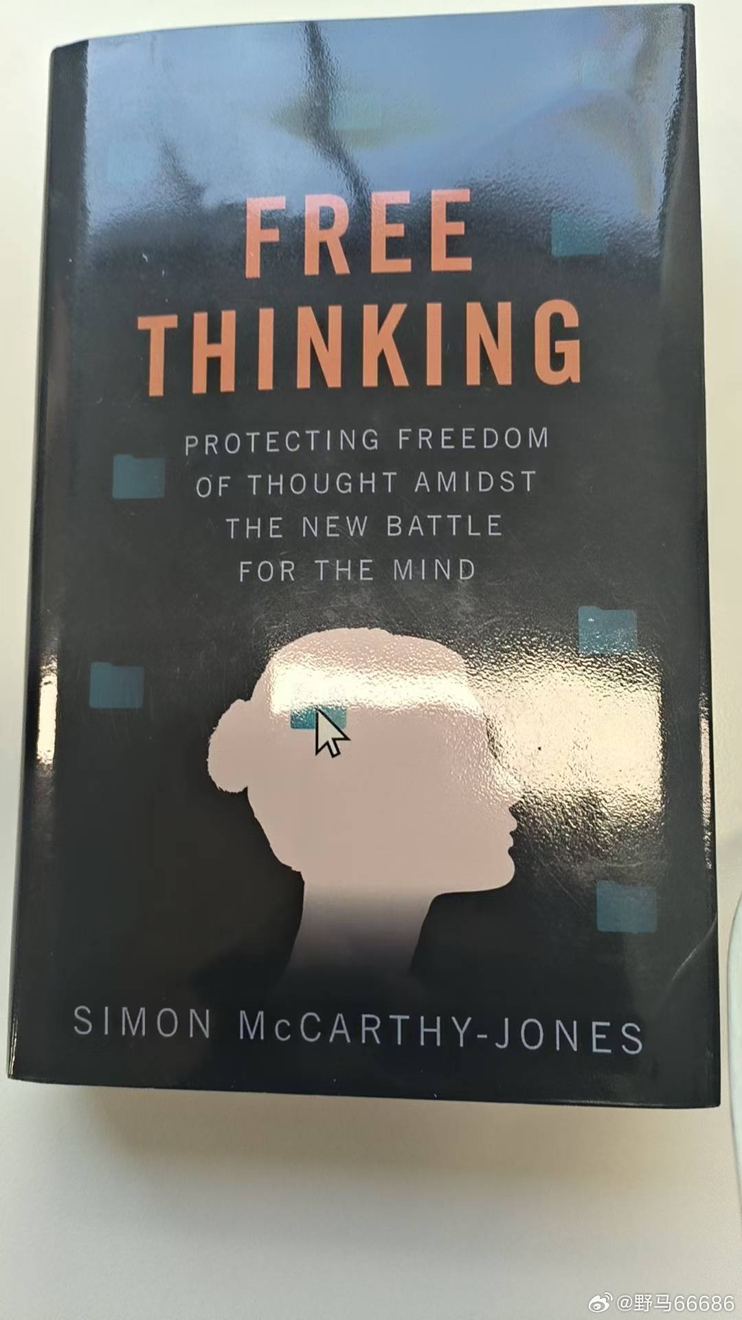 《Free Thinking》，副标题：Protecting Freedom of Thought Amidst the New Battle for the Mind这部书的介绍为什么被微博限流的分析…

这类书介绍在微博上被限流，通常不是单一原因造成的，而是关键词触发、话题敏感度、平台分发逻辑和账号状态叠加后的结果。

可能触发的限流机制

1. 关键词与话题 ​