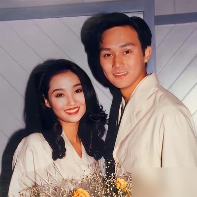 张智霖跟前女友同台，中间只隔了一个袁咏仪。33年前谈崩了的人，现在能站在一起把一首歌唱完，底下人比台上还紧张。
台上那位前女友，唱到一半看了张智霖一眼，笑了。不是旧情复燃那种笑，是“咱俩那点破事终于能拿来下酒了”的笑。张智霖也没躲，大大方方回了一句“好久不见”。
最绝的是袁咏仪。记者跑去问她介不