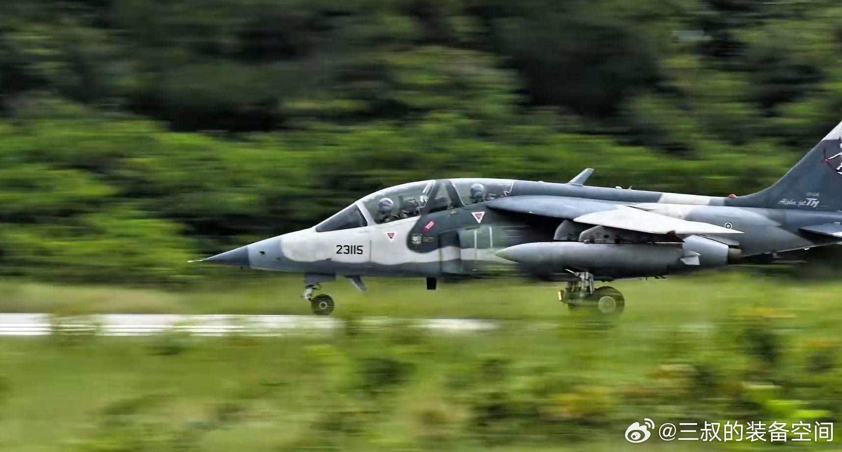 泰国发布中泰“鹰击”联合军演照片，双方多款机型空中编队，阵容还是相当给力的。泰国空军实力在小国中还算不错，最先进机型是JAS39“鹰狮”战斗机，作为西方主流型号在四代机中属于排名前列，刚好可以作为练习对象。
中方出动机型挺多，包括歼-10C/S、轰油-6，以及歼轰-7等，在解放军空军装备体系中属 ​