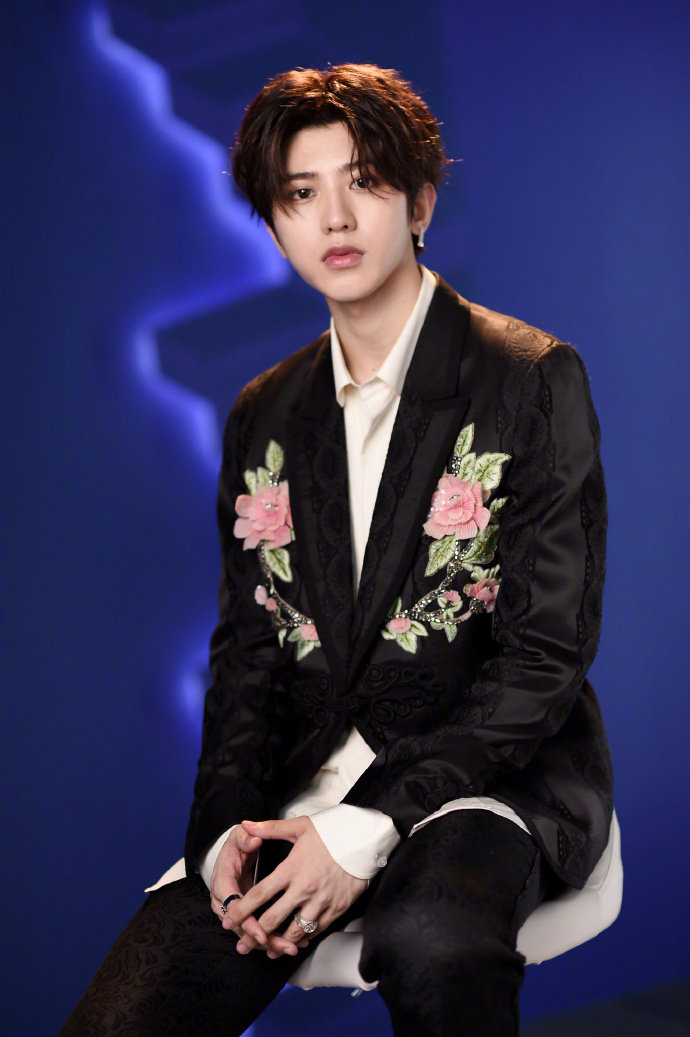 #蔡徐坤[超话]#  哥哥你说的全世界也包括我吗💙🤍 ​