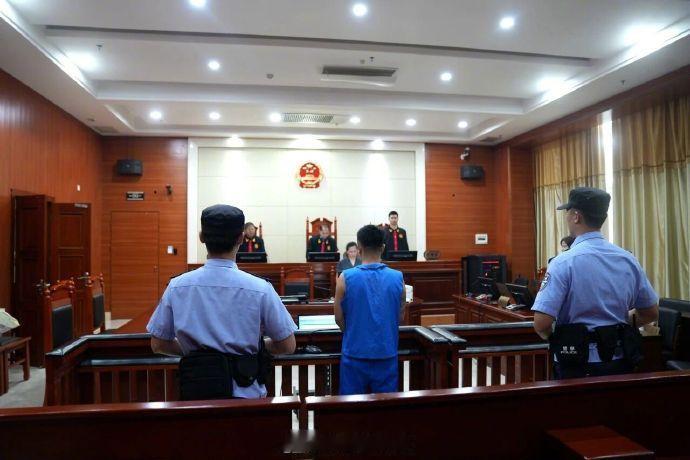 【海口一男子组织他人偷渡和裸聊敲诈获刑】8月31日，海口市美兰区人民法院依法对王某某跨境裸聊敲诈恶势力犯罪集团一案进行一审宣判。
经审理查明，2020年以来，被告人王某某伙同刘某某（批捕在逃）等人长期纠集在一起，在缅甸佤邦等地区陆续引诱、招揽境内偷渡人员及境外人员，以裸聊敲诈勒索中国境内 ​