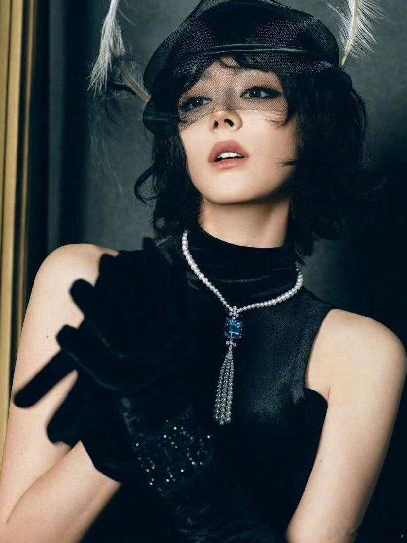 #迪丽热巴[超话]##迪丽热巴时尚先生创刊30周年封面# 
女帝…. ​