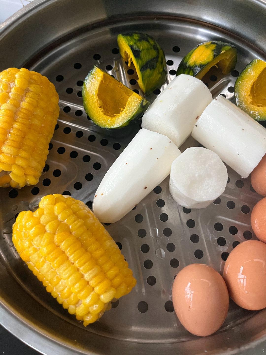 准备早餐。#圖話静宁苹果[超话]##李军俏的静宁苹果#  ​