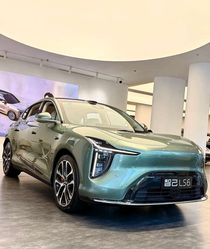 智己 LS6 到店体验：从看到开到，这台轿跑 SUV 表现如何
轿跑造型的纯电 SUV 不少，既要流线型的好看，又不能牺牲太多实用性，平衡起来并不容易。智己 LS6 的实际表现如何，本次在 4S 店完成从看车到试驾的完整体验，车辆分别为店内展车与试驾车。
实车比图片更显低趴，车头线条简洁，灯组造型犀