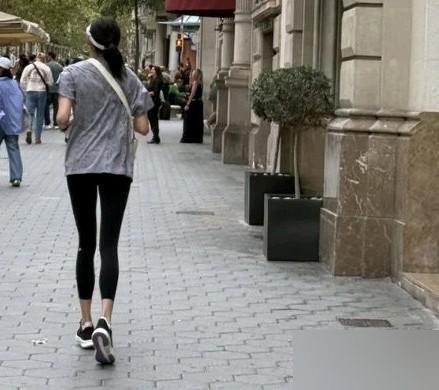 关晓彤在巴塞罗那街头跑步被拍，评论区直接炸了。
外八字，驼背，哪还有半点红毯上的样。有人喊“关大壮”，有人笑她白练了这么多年。
可你知道她刚杀青《红掌》没歇两天，飞西班牙度假还天天早起跑。机场被偶遇，圣家堂被偶遇，全是素颜运动装。
再看她为《耀眼》减脂那阵，一天就啃几口菜叶子，镜头前瘦成纸片人