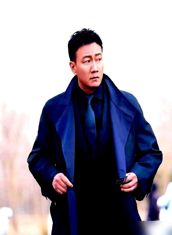 胡军李乃文去探班，结果被导演临时摁在那儿演保安。对戏的是欧豪，愣是接不住词。
没台词，没走位，俩人就往那一站。眼神扫过去，片场直接安静了。欧豪张了张嘴，卡住了。
胡军那身板往门口一横，李乃文在旁边斜靠着，活脱脱就是俩真保安。可那眼神里的东西，压得人喘不过气。
欧豪这几年资源不差，《北上》《生万
