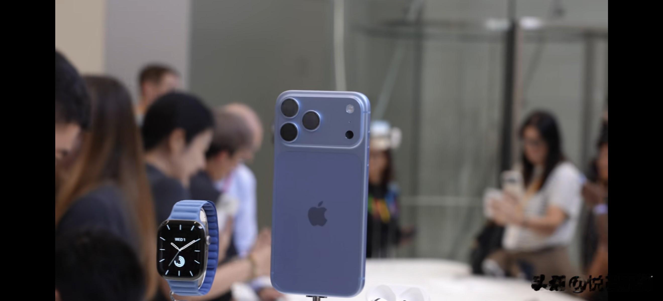 灵动岛肉眼可见变小了！大博主给大家带来的快速上手Apple iPhone 18 Pro 系列真机上手图。别说酒红色、远峰蓝、深空黑都挺好看的😅😅