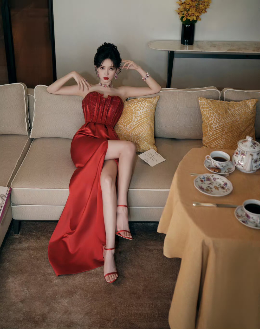 孟子义红裙杀疯了 明艳贵气美到挪不开眼   孟子义最新大片释出，一袭正...