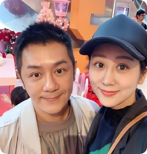 蒋丽莎曝陈浩民曾给前女友买房
陈浩民的网大开播，而蒋丽莎近日在直播中，因为被陈浩民指责“不知足”，直接爆料陈浩民曾给前女友全款买房，而且房产证上还是写的是对方的名字。
而且分手后房子还被女方转卖，陈浩民啥都没捞着。
陈浩民这两年的作品都在啃老本，时不时上热搜，也是没谁了