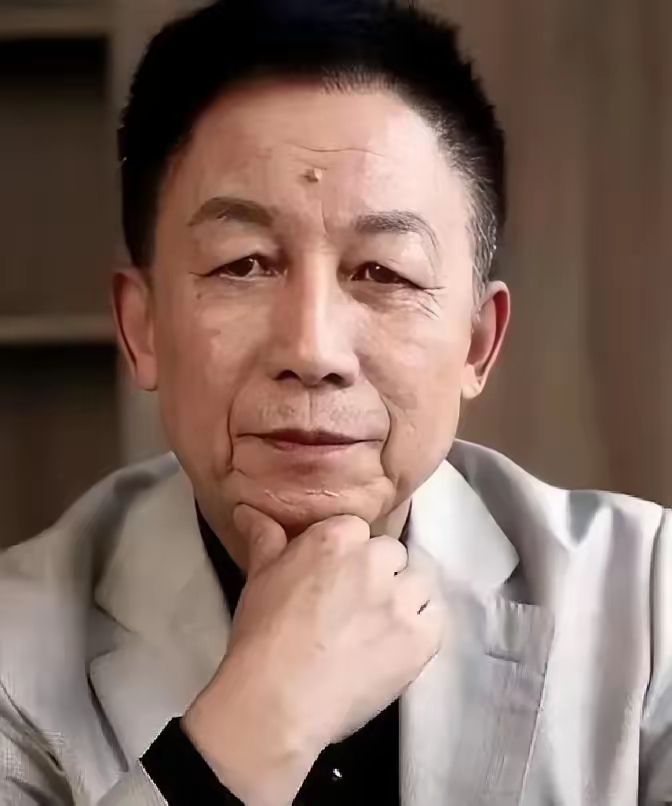 易中天说：“一定要记着，人老了以后，不会再有谁想跟你亲近了，因为你已经没有了利用价值。” 这话听着凉，但比很多“安享晚年”的鸡汤实在。

他说的不是“没人爱你”，是“没人需要你”

年轻的时候，你手里有资源、有位置、有人脉，能帮人办事、能给人机会、能交换价值。那时候围着你转的人，不全是因为喜欢你，很