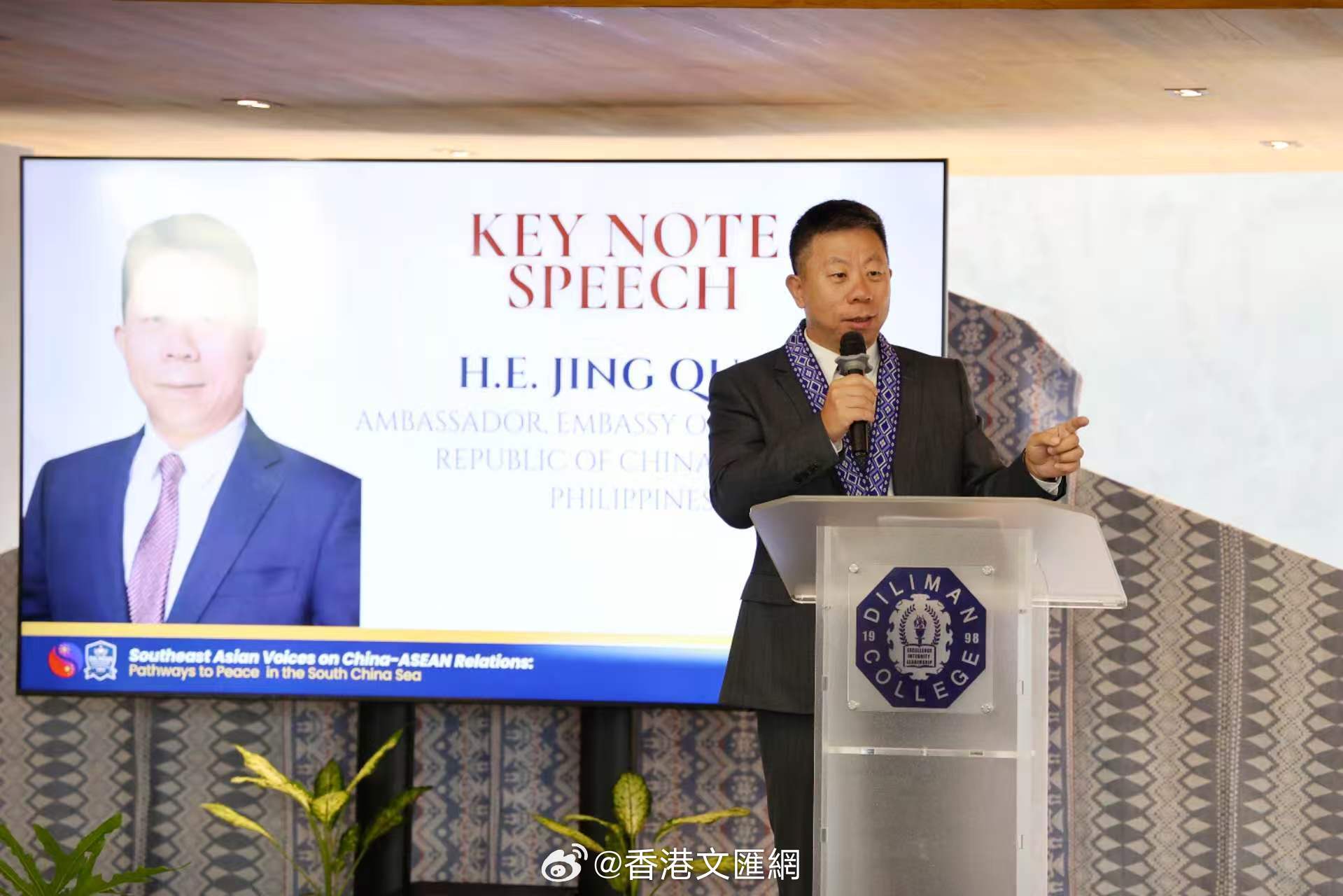 #菲律宾反华势力太嚣张了# 
菲律宾反华势力把5口棺材送到使馆和中国城；
菲防长切断中菲两军沟通对话长达3年且叫嚣无意恢复；
菲防长带部队冲进工厂抓捕手无寸铁的中国工人；
菲防长联合域外势力攻击抹黑华文教育、迫使180余名中国教师离开菲律宾；
菲军警势力妄称中国是菲“最大威胁”；
菲方近一个月 ​