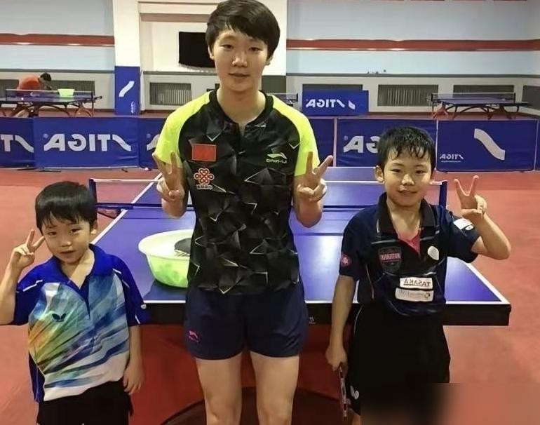 那张旧照里的小胖子，被指成张本智和。
大家想看的，是一个瘦弱小胖子逆袭成世界级选手的故事。
但评论区有人拿王曼昱的年龄一卡，故事先卡住了。
王曼昱只比张本智和大四岁。如果张本智和当时八岁，王曼昱就是十二岁。十二岁的王曼昱和八岁的张本智和站一起，照片里的身高对不上。
这不就是拿一张没对上号的旧照，硬往