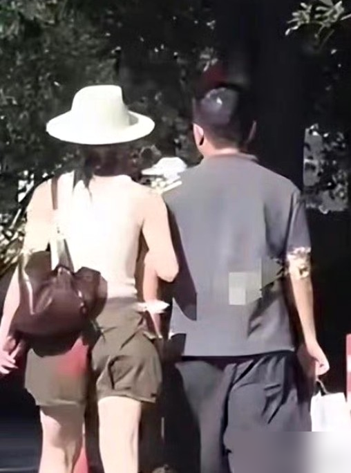 月子中心偶遇，产后修复师的同学都出来了，李梦愣是一声不吭。
2024年被拍到手挽手看房，她直接甩一句谢谢刘大锤，我会幸福且充盈。那时候多痛快。
现在倒好，33岁生孩子又不是什么见不得人的事，全网都在等一个准信儿。
爆料的没一张照片，全是我同学说我朋友看见。可时间线确实对得上：看房、恋爱、消失、