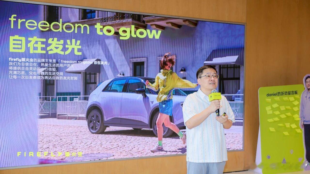 #蔚来萤火虫#今天在合肥完成第 80000 台交付，同时品牌总裁金舸也分享了几条最新产品动态。

- 今年萤火虫将会推出60度宁德时代三元锂的长续航电池包，与现有车型硬件兼容，老车主后续可以完成电池升级，续航能力会得到提升。

- 10月份随着紫菀2.1.0推送，官方电动门把手后装升级方案也会同步上线，解 ​
