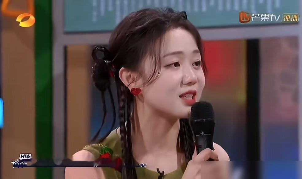 许嵩真在深圳海边把婚结了？女方搀着他妈逛合肥万象城那张图，大伙早就该看明白了。
2022年11月2号被拍到牵手回住处，俩人愣是一句话没回应。隔年跨年台下起哄催婚，许嵩笑着回了句可以考虑。2024年冯禧入职深圳卫视，许嵩直接把生活重心搬了过去，异地结束。2025年8月，网友撞见冯禧扶许嵩母亲过台阶，
