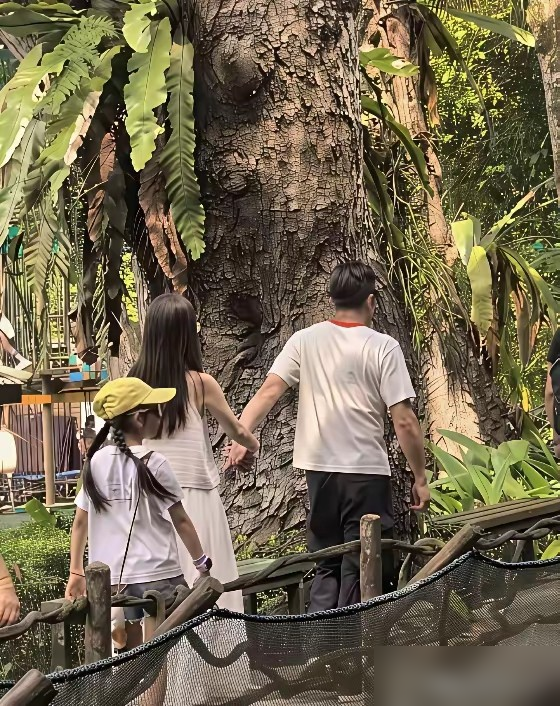 郭富城亲口说，他从来不信七年之痒，结婚八年了手还牵着。
方媛上综艺被骂，他直接出来挡：她不是艺人，敢去就是本事。这话一出，多少明星夫妻装都装不出来。
家里酒柜几百支好酒，他说太太是最美酒脚，结婚纪念日就俩人喝。方媛生仨闺女，站他旁边还跟小姑娘似的。
别人秀恩爱靠摆拍，这俩爬山被偶遇，手攥得死紧