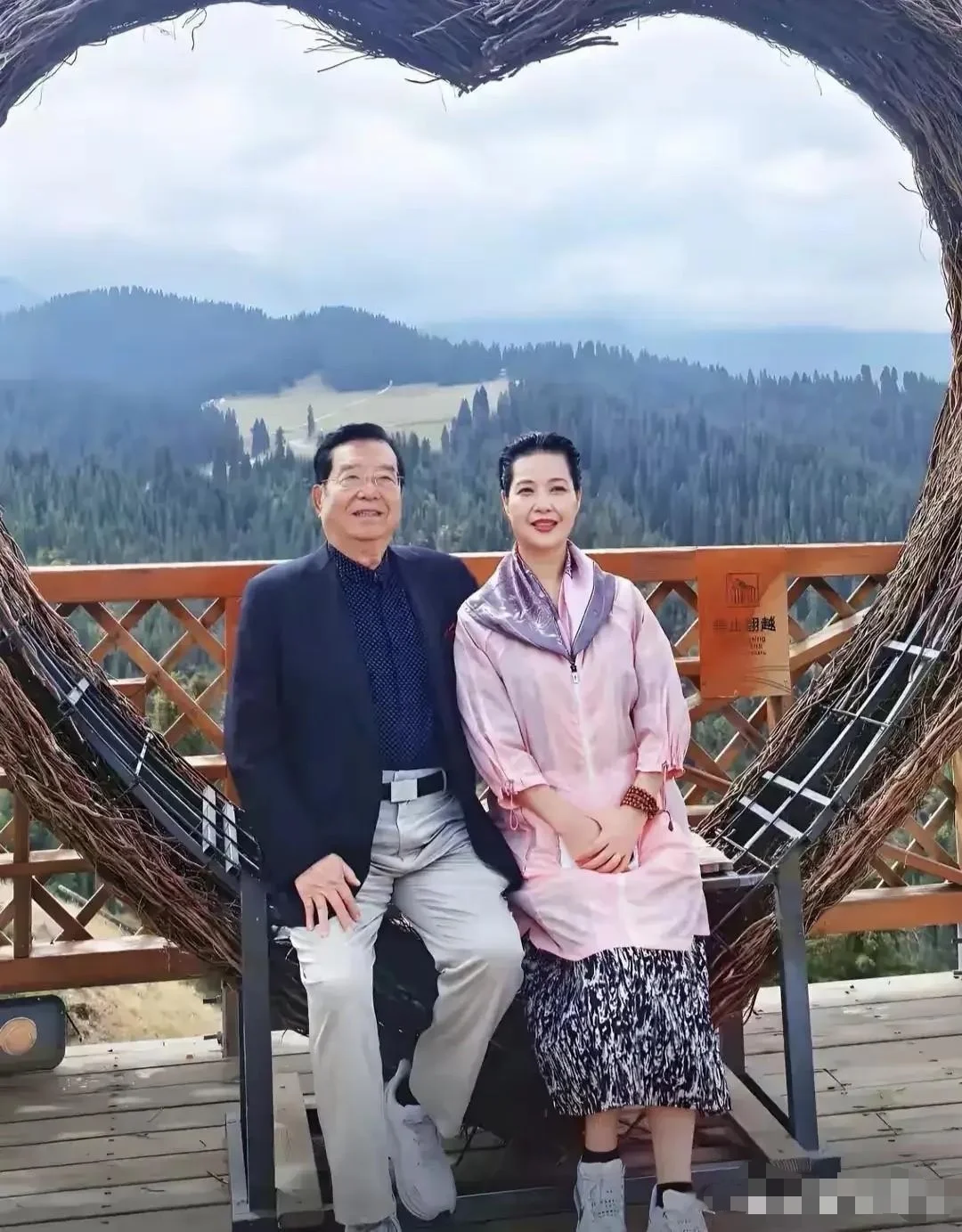 87岁高龄的李双江和59岁的妻子梦鸽，在新疆旅游时拍的一张合影。