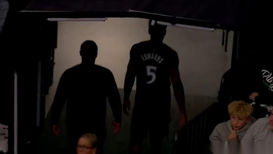 爱德华兹跟迪文琴佐都是赛季报销的重伤，今年的西部季后赛有毒。爱德华兹在...