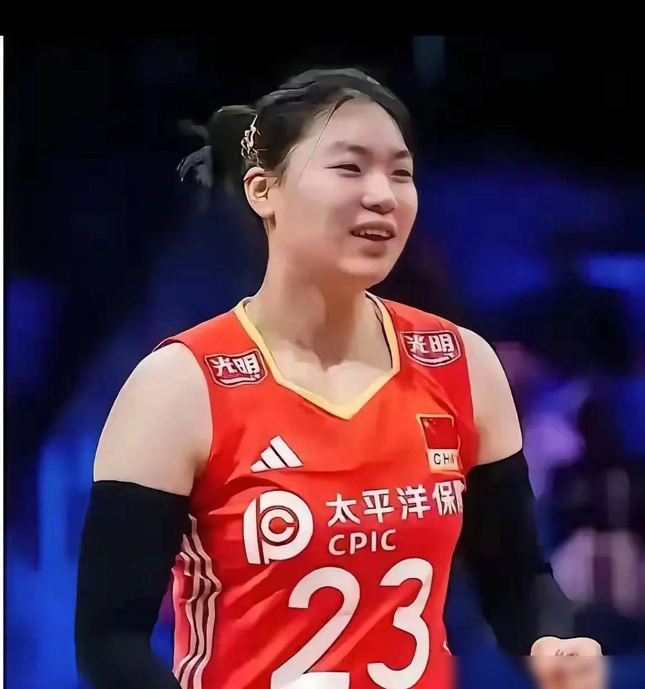 女排大胜哈萨克斯坦，惠若琪在解说席上愣是没夸一句，挨个拆技术短板。
发球直接送分，一传说崩就崩，后排垫球能飞出去。她说年轻队员心态一波动，动作就变形，这些毛病到了淘汰赛，全是致命伤。
旁边人都等着听几句漂亮话，她偏不。赛前认真备课，赛后拿本子记，复盘就盯着细节抠。之前还说过队伍特点不鲜明，二传关