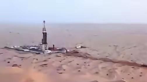 沙漠下面几乎全都是石油，那么我们为什么不开采，说白了，不是我们不开采，而是我们没有办法。中东地区的油田之所以成为全球能源的宠儿，除了储量巨大，一个核心优势就是埋藏浅，开采成本极低。
很多人看到中东大片荒无人烟的沙漠，都会产生一个疑问：既然地下埋藏着大量石油，为什么其他国家的沙漠里没有大量开采？难道只