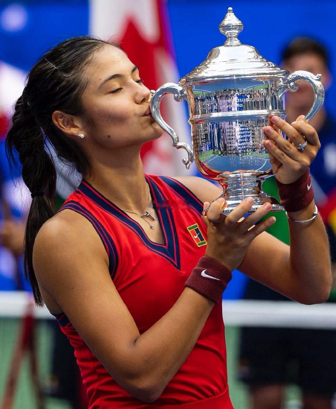 五年前的今天：拉杜卡努在美网的疯狂 🏆
18岁，当时世界排名第150位的英国选手 🇬🇧 成为历史上首位从资格赛杀入并赢得大满贯赛事的女球员，并且一盘未丢
#美网2026##美网[超话]# ​