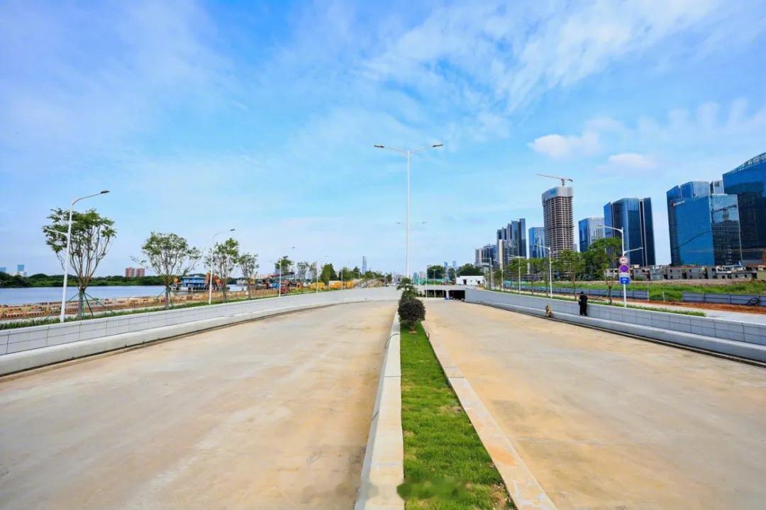 隧道通车后，鱼珠片区居民出岛即可驶入临江大道，约十分钟可直达广州国际金...