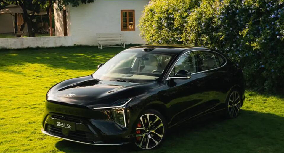 20万级家用SUV三强对垒，真正难选的从来不是配置
把智己LS6、Model Y、理想L6摆到一处，我觉得最容易选错的做法，就是翻开配置表比谁的数字更亮眼。
因为这三台车虽说都能满足五座家用需求，但真正拉开体验差距的，反倒都是日常天天能碰到的三个场景：城市里好不好开、后排坐着舒不舒服、长途补能麻不麻