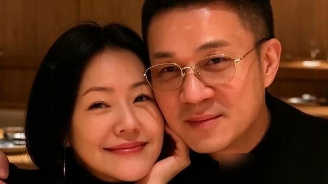 小S手机密码老公女儿全知道，她连老公密码的边都摸不着。
节目里她主动提这事，许雅钧直接绕开话题，根本不接茬。她也不追问，就一句“一半清醒一半糊涂”带过。
想想她穿着黑西装站颁奖礼上，光鲜亮丽，回家电梯顶光一照，自嘲“我是大番薯吗”。老公还补刀：别跟女儿比。
大S走了快两年，她复工、跑商演、带女