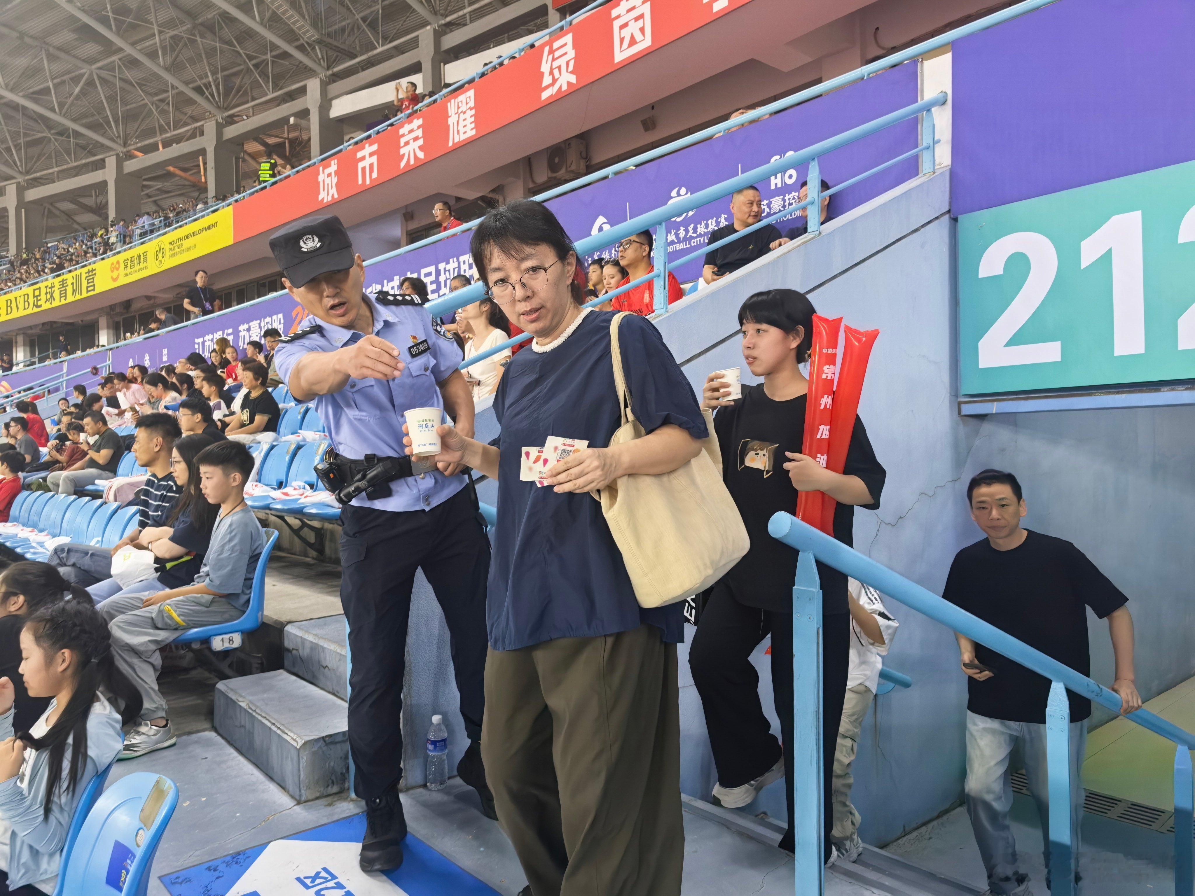 【护航苏超赛事 坚守岗位暖民心】为切实保障苏超足球赛事安全、有序、平稳开展，天宁公安分局民辅警全程守护，扎实开展安保执勤工作。期间，民辅警提前到岗到位，持续维护现场进出秩序，引导人流有序通行。针对部分观众不熟悉座位区域、进场慌乱等情况，民警主动靠前、热情服务，耐心引导群众快速找到 ​