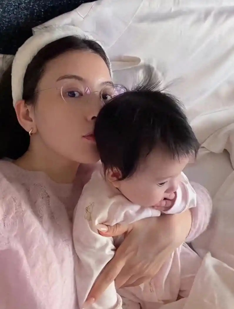 方媛三胎女儿近照曝光，5个月大头发浓密耳垂圆鼓鼓，网友直呼这福气真追不上 ​