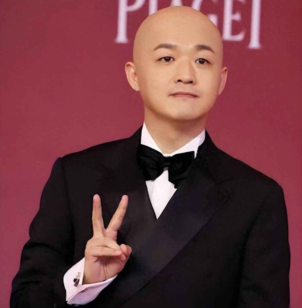 包贝尔酒店七小时视频流出，宠妻人设碎成渣，七年三度翻车谁还信他嘴硬

2026年8月26日，狗仔放出视频，拍到包贝尔和一位红发女人在酒店房间里待了七个小时，没人出来解释或辟谣，这次不是被拍错也不是朋友聚会，画面里两个人进出同一间房，门一关就是半天，他以前在节目中说老婆是全世界最棒的，连女儿的名字都取