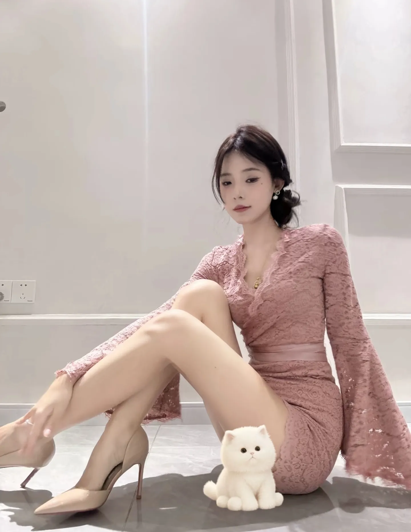 优雅年轻少妇，粉色蕾丝裙，裸色高跟鞋 ‘