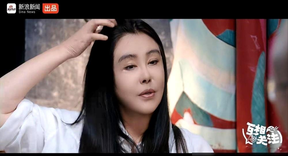 王祖贤亲口承认了，息影22年，不是为情所困。

28岁拍完《青蛇》，她就厌了。日夜颠倒，活在虚幻里，感觉身体被掏空。她说自己只是个普通人，不想再过那样的日子。

跟齐秦那15年，她用四个字形容：“还完情债”。此后，心里只有爱，没有情，再没谈过恋爱。

有人嘲她脸僵了，老了。她根本不在乎，在镜头前该笑
