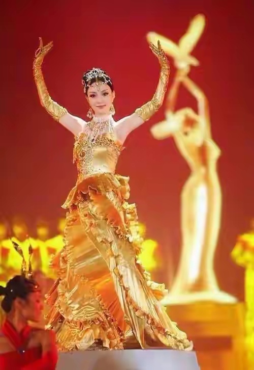 盘点历届“金鹰女神”，哪位是你心目中最佳？
10月20日第32届金鹰奖颁奖典礼低调开幕，今年取消了金鹰女神，那么让我们来回顾一下往年的金鹰女神，看看你心目中的最佳女神和最佳造型是什么吧！
金鹰女神
第一届（2006年） 刘亦菲
第二届（2008年） 李小璐
第三届（2010年） 王珞丹
第四届（2012年） 刘 ​