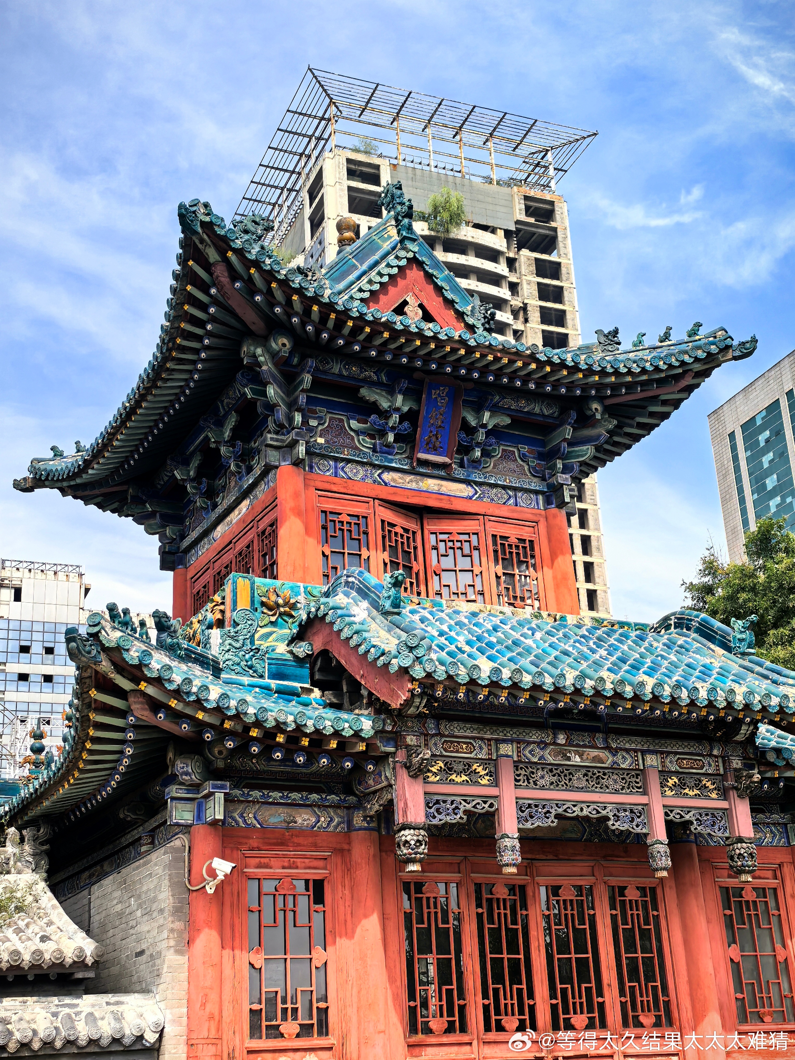 之前在南京路过唱经楼西街，因为不懂得唱经楼是个什么东西所以印象深刻，看到太原也有这个地名就跑去看了。第一天打车到半路，百度地图提示我终点休息，问了司机师傅不以为然地说午休很正常啊，遂不甘心地作罢去了别处。第二天满大街闲逛着一不小心正好走到了唱经楼门口，正是午后一点的休息时间，抱着 ​