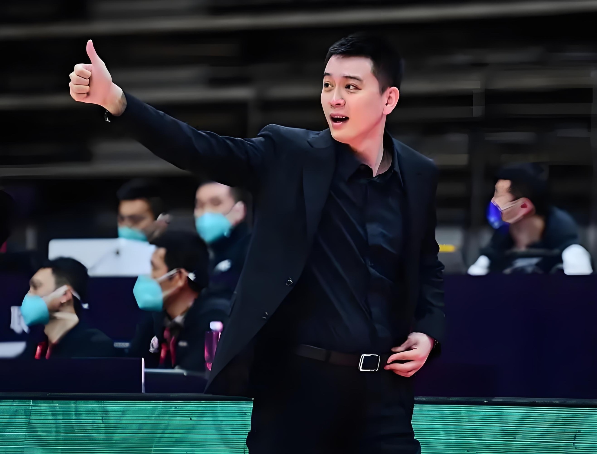 杨鸣、库珀隔空互致感谢或歉意，昔日辽篮主教练和球员能否重续前缘再夺总冠军？

10月25日，主场作战的辽宁本钢男篮主场以98比87战胜新疆男篮，实现四连胜，外援库珀的出色表现更让担任比赛解说的杨鸣大为称赞。赛后采访时，库珀表示第一年来到辽宁打球时是一个美好片段，自己是杨鸣的球迷，现在非常想念和感谢他