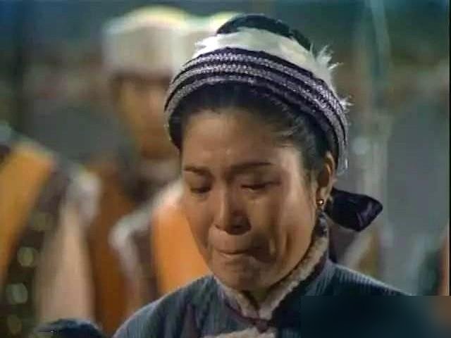 蔡少芬演个村妇被骂上热搜，说脸太凶，不像种地的。徐克没删戏，肖战直接甩了段片场记录。
零下十几度，蔡少芬裹着破棉袄跪在雪地里，一遍遍磨那句“靖儿，活下去”。手冻裂了，台词哈着白气说。徐克喊卡后她没走，蹲在监视器前看回放，问能不能再来一条，说眼神里的恨还没给够。
演郭靖的肖战说，有场夜戏拍到凌晨三