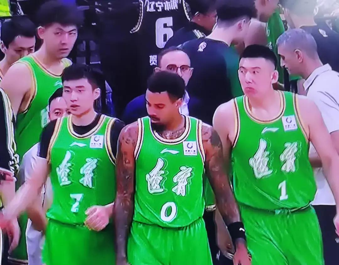 广厦队现在这副牌面，放在任何一支季后赛常客身上，都是要命的节奏。
接连栽在广东和吉林手里，换谁心态都得崩。
主力轮换数来数去就剩那么六七个人，板凳席浅得一眼见底。胡金秋从国家队拼到联赛，连轴转了快大半年，场场顶在内线肉搏，铁打的汉子也经不起这么耗。孙铭徽身上的伤明显没好利索，持球突破的爆发力肉眼