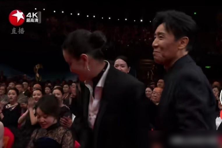 吴越又输了。飞天奖优秀女演员，提名了，没拿到。
论演技，她比宋佳稳，业内都认。但于和伟刚凭同剧拿了最佳男主，评委不会把两个大奖砸一个剧组，这是潜规则。再加上角色不讨喜，观众缘差一截，输得不冤，但憋屈。
这些年她拿过白玉兰，金鹰提名也接着来。刚播完《重器》，又上《交锋》，戏没断过。
奖是别人的，